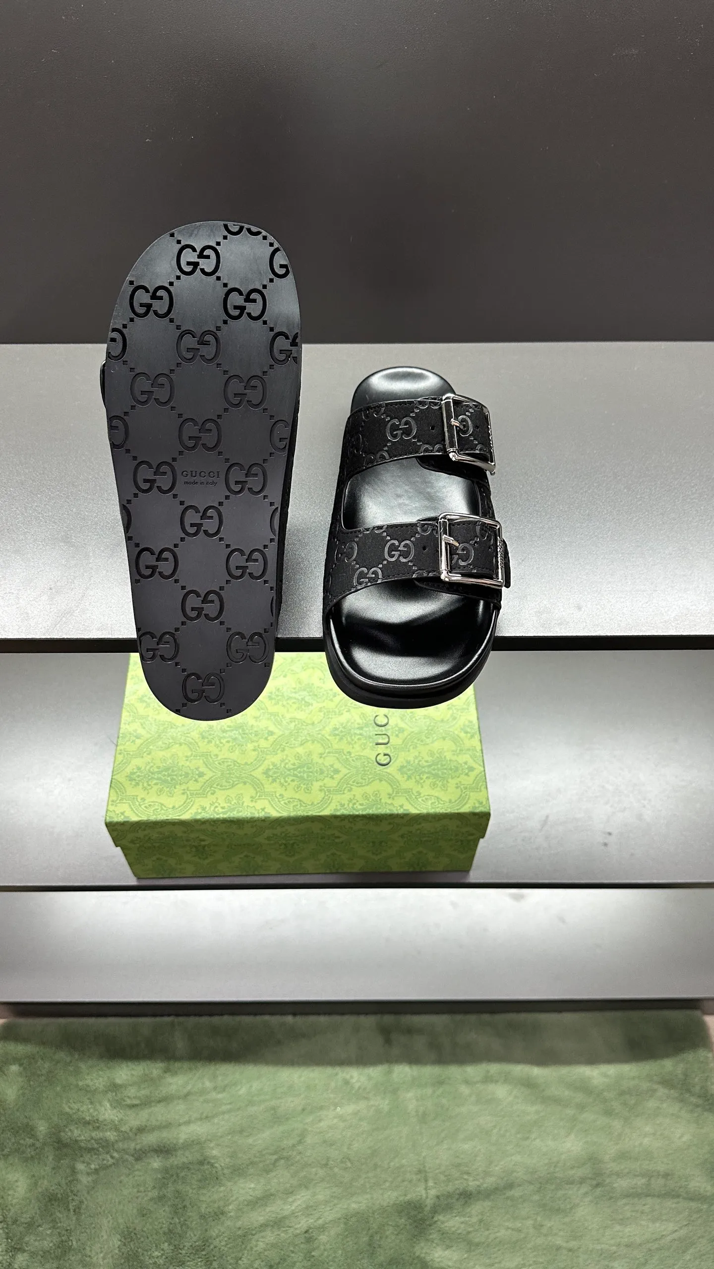 [G Home New Style] P: 320💰Men's size 39~45, (46. Customized) This slipper is made of GG polyester fiber and is decorated with a Gucci label on the front, which adds a striking logo feel to the style. "Gucci Made in Italy" stamped label Rubber sole Flat Made in Italy